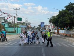Sat Lantas Polres Bima Kota Hadir di Pagi Hari, Bantu Pelajar Menyeberang dengan Aman
