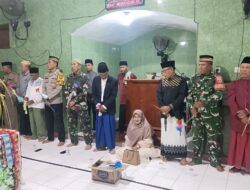 Hadiri Peringatan Maulid Nabi SAW di Masjid Baiturrahman, Bhabinkamtibmas Desa Langam Pererat Silaturahmi dengan Warga
