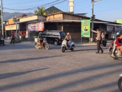 Jaga Kelancaran dan Ketenangan Pagi, Personel Polsek Pemenang Turun Jalan Atur Lalu Lintas di Simpang Empat