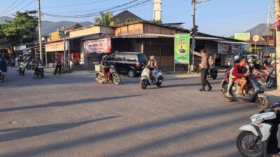 Jaga Kelancaran dan Ketenangan Pagi, Personel Polsek Pemenang Turun Jalan Atur Lalu Lintas di Simpang Empat