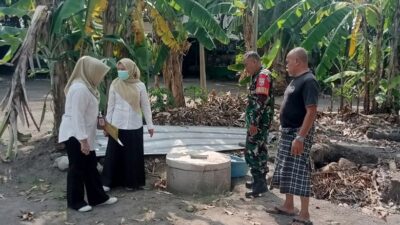 Jaga Kebersihan, Babinsa Dampingi Pembuatan Bak Sampah