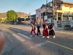 Berikan Rasa Aman di Pagi Hari, Personel Polsek Rhee Laksanakan Pengaturan Lalu Lintas di Depan SDN Rhee Beru