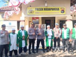 Wujud Kedekatan Polri Dengan Tokoh Agama Polsek Madapangga Kawal Kegiatan Konvoi Syi,ar Khilawatul Muslimin