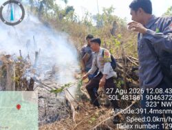 Bhabinkamtibmas Desa Mantar Bersama RPH Seteluk dan Warga Padamkan Kebakaran Lahan HL