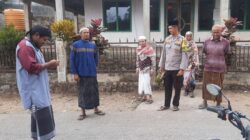 Peringatan Maulid Nabi Muhammad SAW 1448 H, Kanit Binmas Polsek Donggo Sholat Jum,at Bersama Warga dan Serahkan Al-Qur’an dan iqro