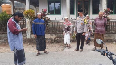 Peringatan Maulid Nabi Muhammad SAW 1448 H, Kanit Binmas Polsek Donggo Sholat Jum,at Bersama Warga dan Serahkan Al-Qur’an dan iqro
