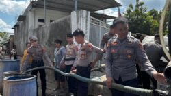 Di Pesisir Wadu Mbolo, Polres Bima Kota Berbagi Air Bersih untuk Warga