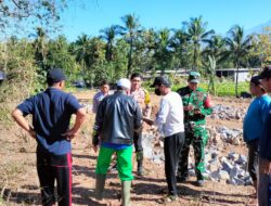 Berupaya Berikan Rasa Aman, Bhabinkamtibmas dan Babinsa Dampingi Pembagian Ahli Waris Tanah di Kelurahan Denggen