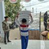 Bhabinkamtibmas Desa Lenek Daya Monitor Penyaluran Bantuan Pangan Beras, Ajak Warga Jaga Kamtibmas