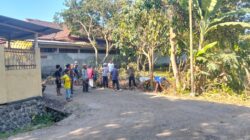 Gotong Royong Babinsa Bantu Warga Perluas Ruas Jalan