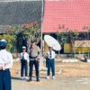 Jadi Irup Bendera di SMPN 2 Madapangga, Bhabinkamtibmas Polsek Madapangga Imbau Pelajar Hindari Bullying dan Jauhi Narkoba