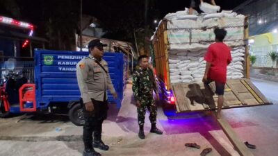 Bhabinkamtibmas Polsek Bolo Monitoring Penyaluran Bantuan Beras Bagi Warga Binaan di Desa Leu