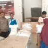 Bhabinkamtibmas Polsek Bolo Laksanakan Pengamanan dan Monitoring Penyaluran Bantuan Beras di Desa Binaannya