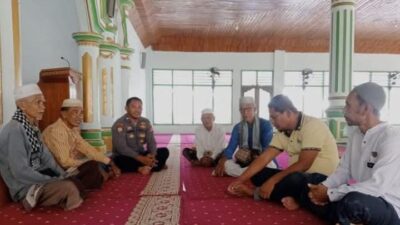 Bhabinkamtibmas Polsek Madapangga Sholat Dzuhur Bersama Warga Binaan dan Sampaikan Himbauan Kamtibmas