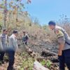 Sigap Tangani Karhutla di Labuhan Alas, Personel Polsek Alas Bersama Damkar dan Warga Padamkan Lahan Kosong