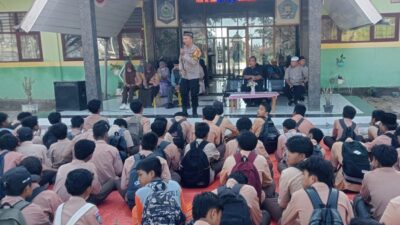 Jadi Pemateri Imtaq, Bhabinkamtibmas Polsek Woha Ajak Pelajar SMK N I Woha Ramaikan Masjid