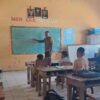 Polisi Peduli, Bhabinkamtibmas Polsek Tambora Isi Kekosongan Guru Agama Hindu di SDN 2 Labuhan Kananga