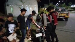 Patroli Dini Hari, Polisi Periksa Kendaraan Antisipasi Narkoba hingga Senpi dan Sajam