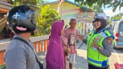 Satlantas Polres Bima Kota Edukasi Warga tentang Helm SNI dan Kelengkapan Kendaraan