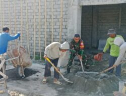 Babinsa Jembatan Kembar Timur Bantu Bangun Ponpes