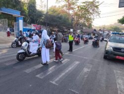 Berikan Rasa Aman, Sat Lantas Polres Bima Kota Bantu Pelajar Menyeberang di Jam Sibuk Pagi