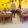 Bhabinkamtibmas Polsek Donggo Monitoring Penyaluran MBG Bagi Ribuan Pelajar dan Kelompok B3