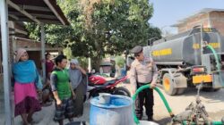 Bantu Warga Terdampak Kekeringan, Sat Samapta Polres Sumbawa Bersama BPBD Salurkan Air Bersih di Desa Penyaring