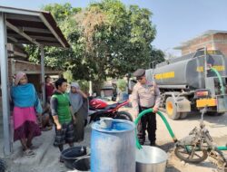 Bantu Warga Terdampak Kekeringan, Sat Samapta Polres Sumbawa Bersama BPBD Salurkan Air Bersih di Desa Penyaring