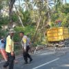 Bhabinkamtibmas Kelurahan Geres Amankan Penebangan Pohon, Antisipasi Gangguan Pengguna Jalan