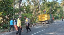 Bhabinkamtibmas Kelurahan Geres Amankan Penebangan Pohon, Antisipasi Gangguan Pengguna Jalan