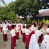 Bhabinkamtibmas Desa Bagik Papan Jadi Pembina Upacara di SDN 03 Bagik Papan, Sampaikan Imbauan Anti-Bullying dan Bahaya Balap Sepeda Liar