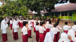 Bhabinkamtibmas Desa Bagik Papan Jadi Pembina Upacara di SDN 03 Bagik Papan, Sampaikan Imbauan Anti-Bullying dan Bahaya Balap Sepeda Liar