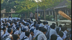 Bhabinkamtibmas dan Kanit Binmas Labuhan Haji Sosialisasikan SMA Kemala Taruna Bhayangkara di SMPN 1 Labuhan Haji