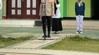 Kapolsek Taliwang Pimpin Upacara di MTSN 1 Taliwang, Ajak Pelajar Jauhi Narkoba dan Bijak Bermedia Sosial