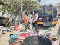 Wujud Kepedulian Kemanusiaan, Sat Samapta Polres Sumbawa Bersama BPBD Salurkan Air Bersih di Tiga Desa Moyo Hulu