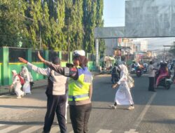 Rawan Pagi, Unit Lantas Polsek Rasanae Barat Berikan Pelayanan kepada Pengguna Jalan