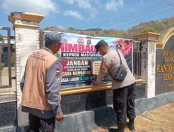 Cegah Kebakaran Hutan dan Lahan, Bhabinkamtibmas Sekongkang Bawah Pasang Banner Imbauan Kapolres Sumbawa Barat