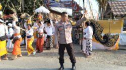 Kawal Upacara Melasti Umat Hindu Desa Adat Sukamaju, Personel Gabungan Polsek Lunyuk dan TNI Pastikan Suasana Khidmat