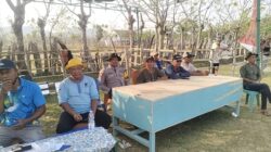 Pastikan Laga Berjalan Aman dan Sportif, Personel Polsek Lape Amankan Turnamen Sepak Bola Mini Kades Cup II di Desa Labuhan Kuris