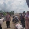 Monitoring Pembagian Pupuk, Bhabinkamtibmas Polsek Donggo Sampaikan Himbauan Kamtibmas