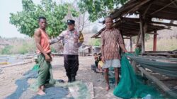 Sambangi warga binaan di pesisir Bhabinkamtibmas Polsek Soromandi ingatkan warga waspada Cuaca ekstrim