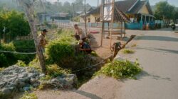 Pererat Silaturahmi dan Jaga Kebersihan Lingkungan, Bhabinkamtibmas Desa Mataiyang Gelar Gotong Royong Jumat Bersih