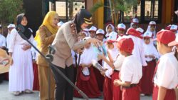 Edukasi Tertib Berlalu Lintas dan Anti-Bullying, Kapolres Sumbawa Jadi Pembina Upacara di SDN 2 Labuhan Sumbawa