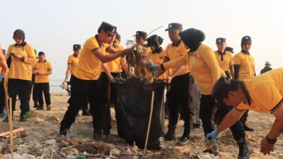 Wujud Kepedulian Lingkungan, Polresta Tuban Gelar Aksi Bersih Pantai dan Tanam 200 Bibit Cemara