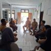 Wujudkan Kondusivitas Desa, Bhabinkamtibmas Polsek Taliwang Gelar Mediasi Warga di Kantor Desa Tamekan