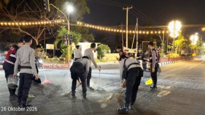 Peduli Keselamatan, Sat Samapta Polres Bima Kota Bersihkan Pecahan Kaca di Perempatan Gunung Dua