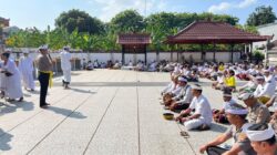 Implementasikan Program “Minggu Kasih”, Personel Umat Hindu Polres Sumbawa Gelar Persembahyangan Hari Raya Saraswati di Pura Giri Nata