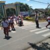 Personel Polsek Suela Laksanakan Rawan Siang dan Strong Point di Depan SDN 1 Suela